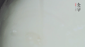 將浸泡了30分鐘的米放入電飯煲中，在水中加入半勺油。