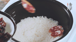 開蓋觀察飯，水微微收干，放入切好的金字香腸、醬肉、醬肉香腸。