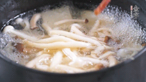 依次放火腿、豆腐，加水大火燒開，小火燉煮20分鐘，出鍋前撒上蔥花即可。