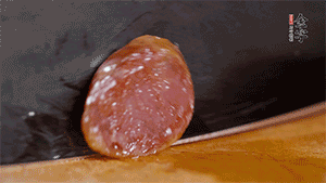 金字火腿肉香腸上鍋蒸15分鐘，切片備用。