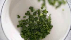 韭菜洗凈，切粒。