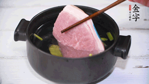 整塊豬肉，加蔥、姜片、料酒焯水。