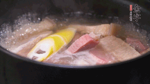 火肉、豬肉加料酒、清水大火煮開(kāi)后，加入春筍小火慢燉40分鐘，出鍋前撒蔥花即可。