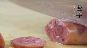 拿出香腸和臘肉，切成片后重新鋪入。