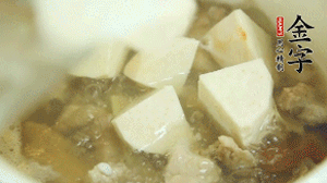 加入適量清水、黃酒燉開(kāi)后，小火煮1小時(shí)即可。