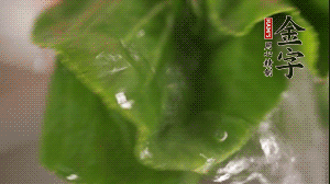 小青菜從根部掰開，分別洗凈。