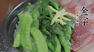 燜好的米飯開蓋，放入菜心、荷蘭豆，澆上調(diào)味汁拌勻。