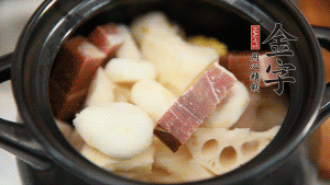加水沒過食材，加料酒大火煮沸后，再小火燉煮1小時。（如果沒有砂鍋小火燉煮，用電飯煲的煮湯功能、高壓鍋也是可以的。）