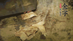 加適量溫水淹沒食材，大火燉至水沸后再小火慢燉1小時，出鍋前10分鐘加枸杞。（焯過水后的豬蹄不應(yīng)再用涼水，用溫水燉煮更容易軟爛。也可以用高壓鍋或者有煲湯功能的電飯煲，省時又便于入味。）
