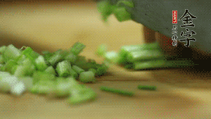 小蔥切成蔥花。