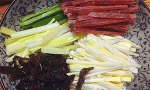 黑木耳泡發(fā)，黑木耳、韭黃、雷筍、青椒切成絲。