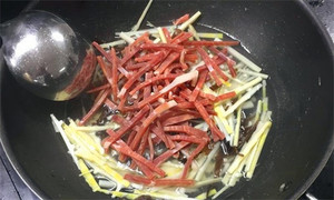 火腿絲、筍絲、黑木耳絲汆水后，瀝干。