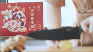 將處理好的老鴨放入冷水鍋中，丟入姜片，冷水煮沸去腥。