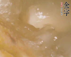 沸騰后撈出蔥結(jié)，小火燉45分鐘，加山藥再燉15分鐘。