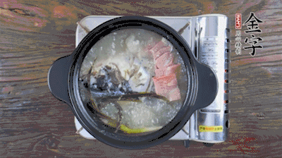 放豆腐、海鮮菇繼續(xù)中小火煮5分鐘。