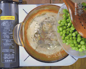 豌豆粒焯水30秒，過涼水。