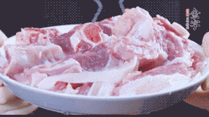 新鮮羊肉冷水入鍋，加姜片、清水焯水，除去血沫。