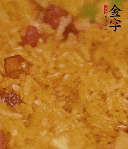放一撮鹽、生抽少許，倒入炸好的芋頭。最后撒蔥花、蒜末翻炒均勻。