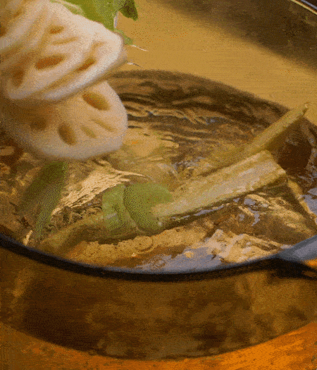 把玉米筍（對(duì)半切開(kāi)）、西芹（切斜片）、蓮藕（切片），放入開(kāi)水鍋內(nèi)，加點(diǎn)少許鹽、油，汆燙2分鐘。