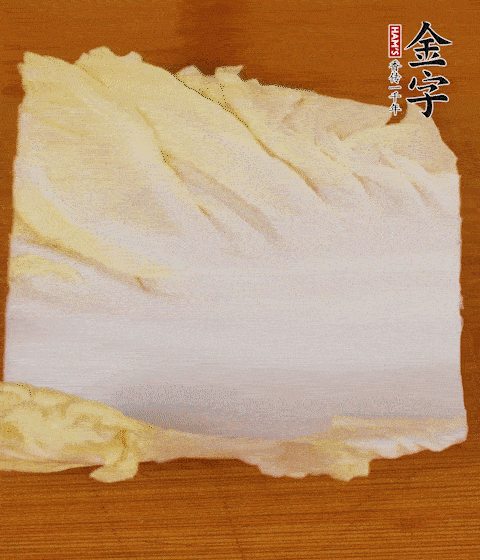 一片白菜一片淡火腿交替疊起，疊個(gè)兩三層放進(jìn)鍋內(nèi)，直到塞滿鍋。