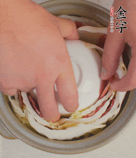 寬度剛好是鍋的高度?？垡粋€(gè)小碗更有助于幫助造型。