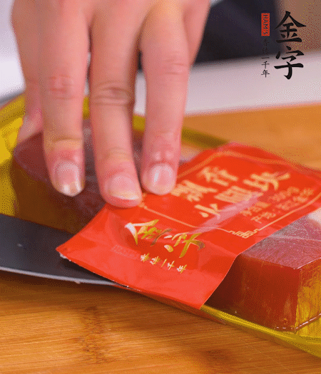 金字火腿切片，生姜切絲，蔥白切末。