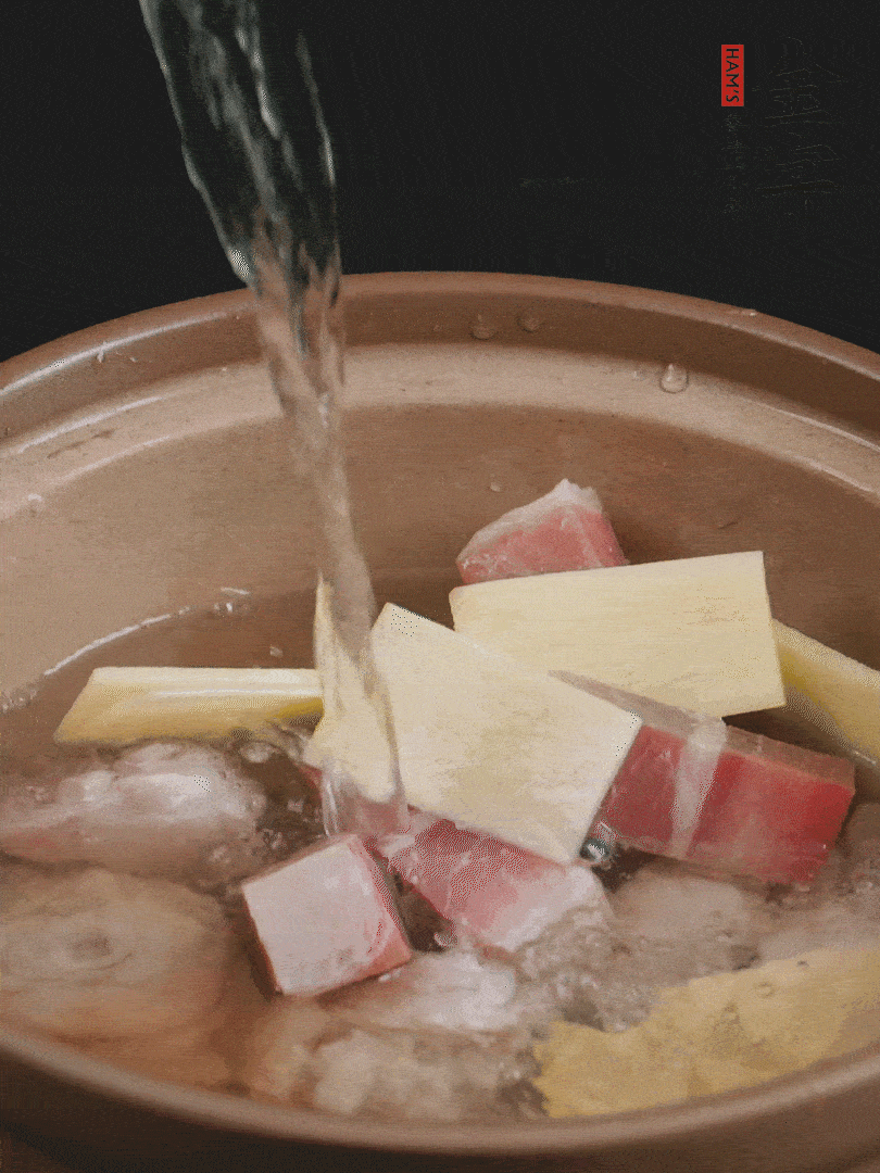雞塊、火腿、姜片加適量料酒、清水燉80分鐘。