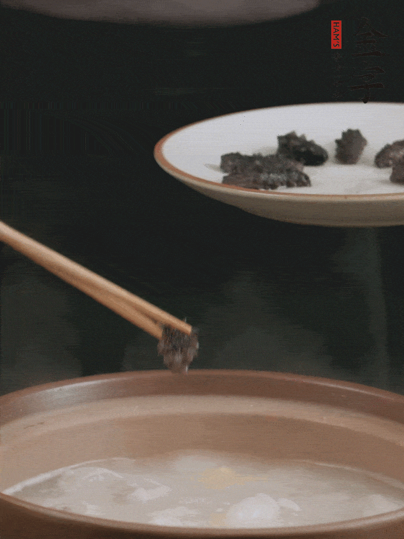 期間雞湯燉到80分鐘時，加小海參再燉10分鐘。
