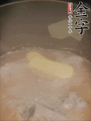 排骨洗凈，加生姜、黃酒焯水，溫水洗凈備用。