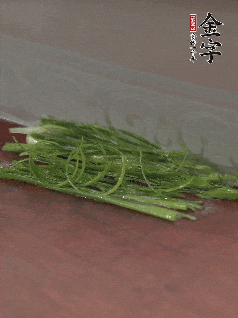 生姜切薄片，紅椒切細(xì)絲，小蔥蔥綠切細(xì)絲，泡入冰水中保持新鮮。