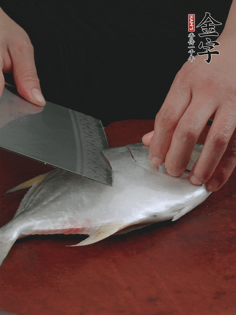 處理干凈銀鯧魚1條，表面斜刀切出花刀。