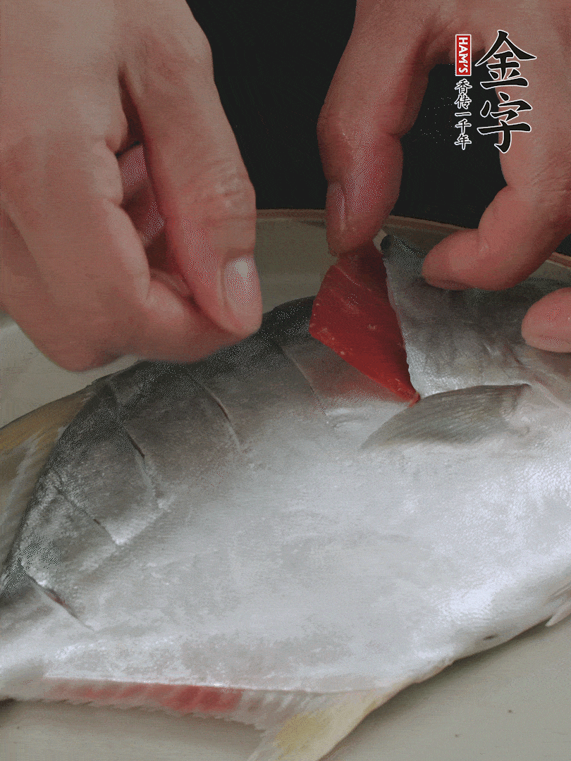 火腿片和姜片塞在刀口處，也塞一些入魚肚。