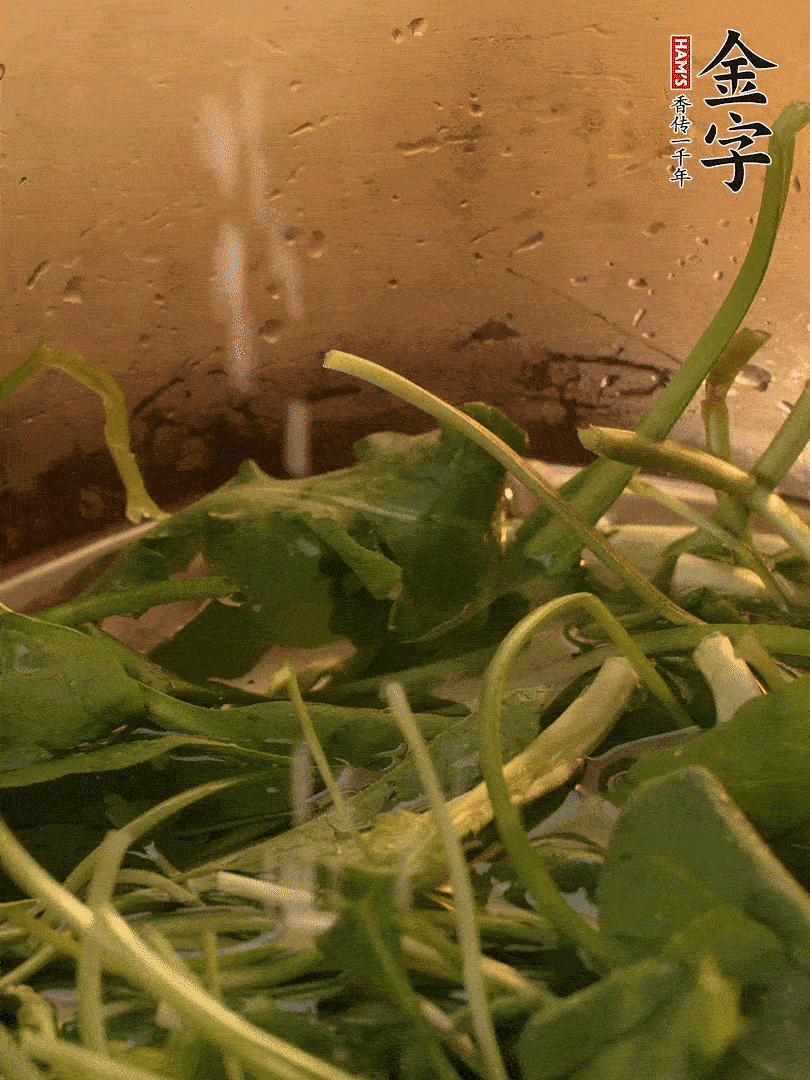 薺菜去掉根部，加小蘇打、鹽熱水沸騰燙軟。
