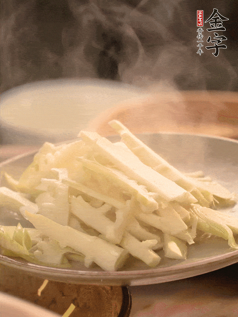 春筍切薄片，焯水去除澀味。