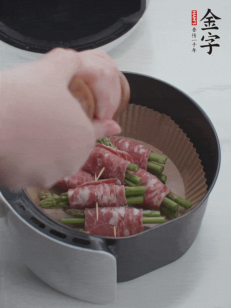 在培根卷上撒點(diǎn)黑胡椒碎。