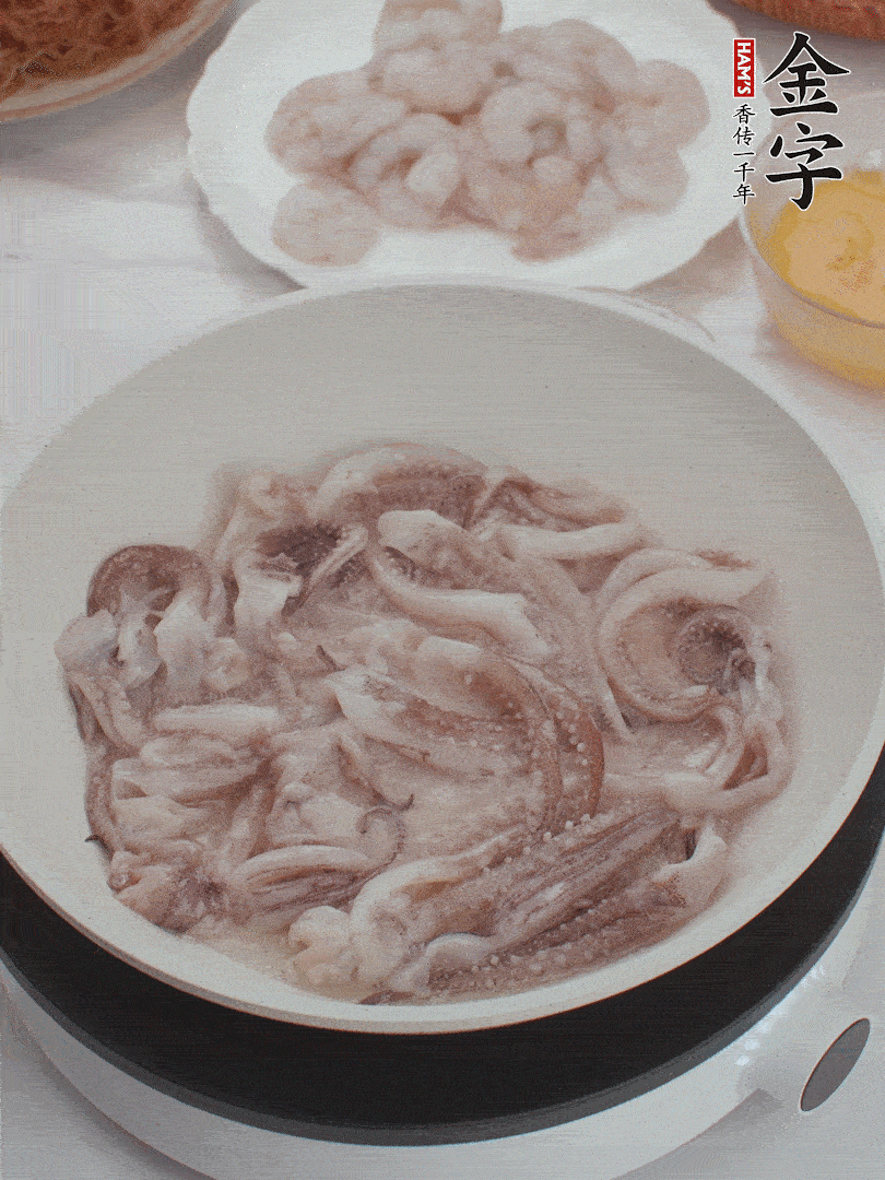 蝦仁、魷魚滑油，蛋液炒制半熟。