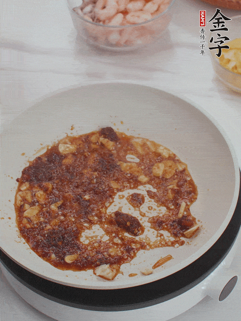 冷鍋熱油，1大勺金字火腿XO醬、蒜末炒香，倒粉絲一起炒。