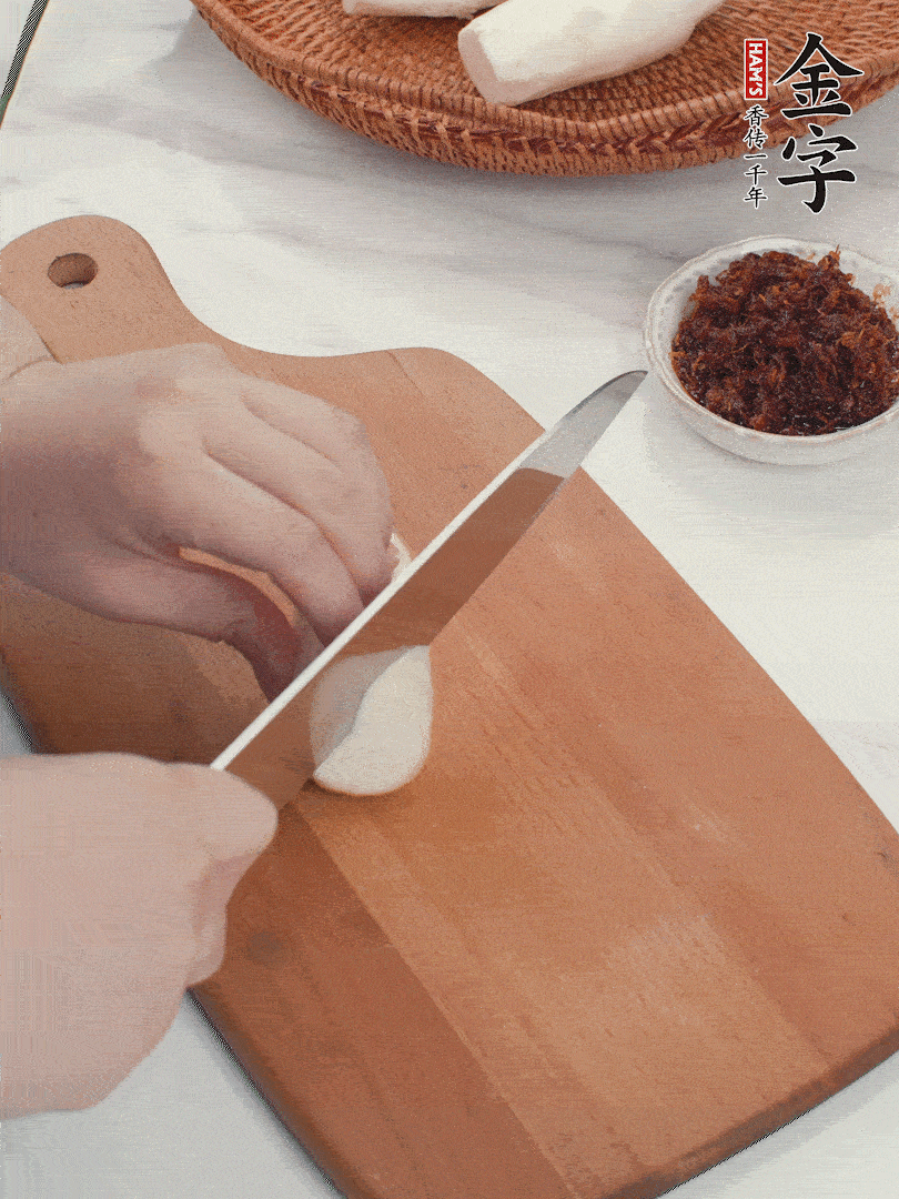 茭白剝殼，洗凈后切滾刀塊。