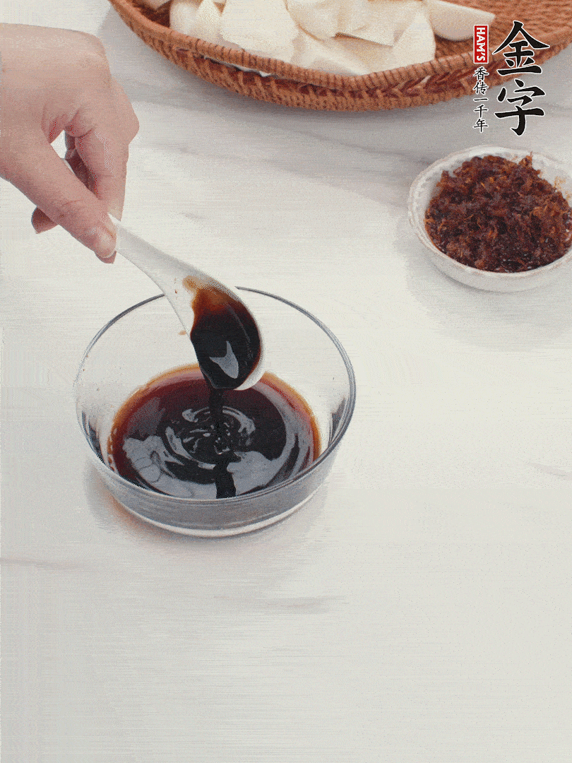 將生抽、老抽、黃酒和白砂糖在小碗里調(diào)成味汁。