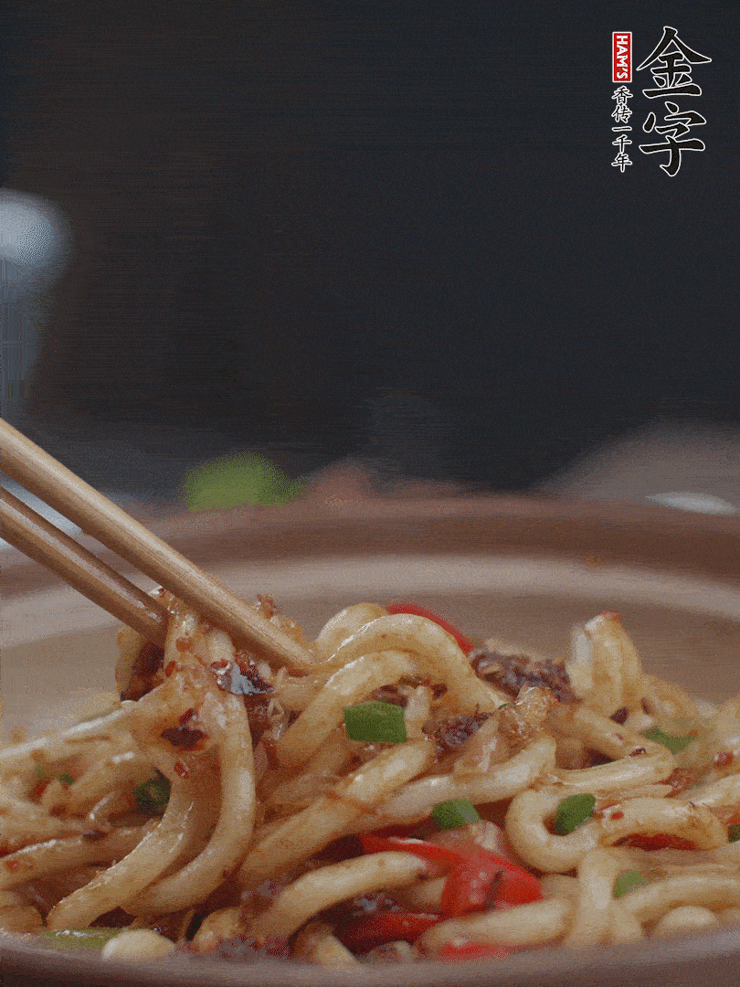 一小撮鹽調(diào)味。最后可以點(diǎn)綴香蔥段。