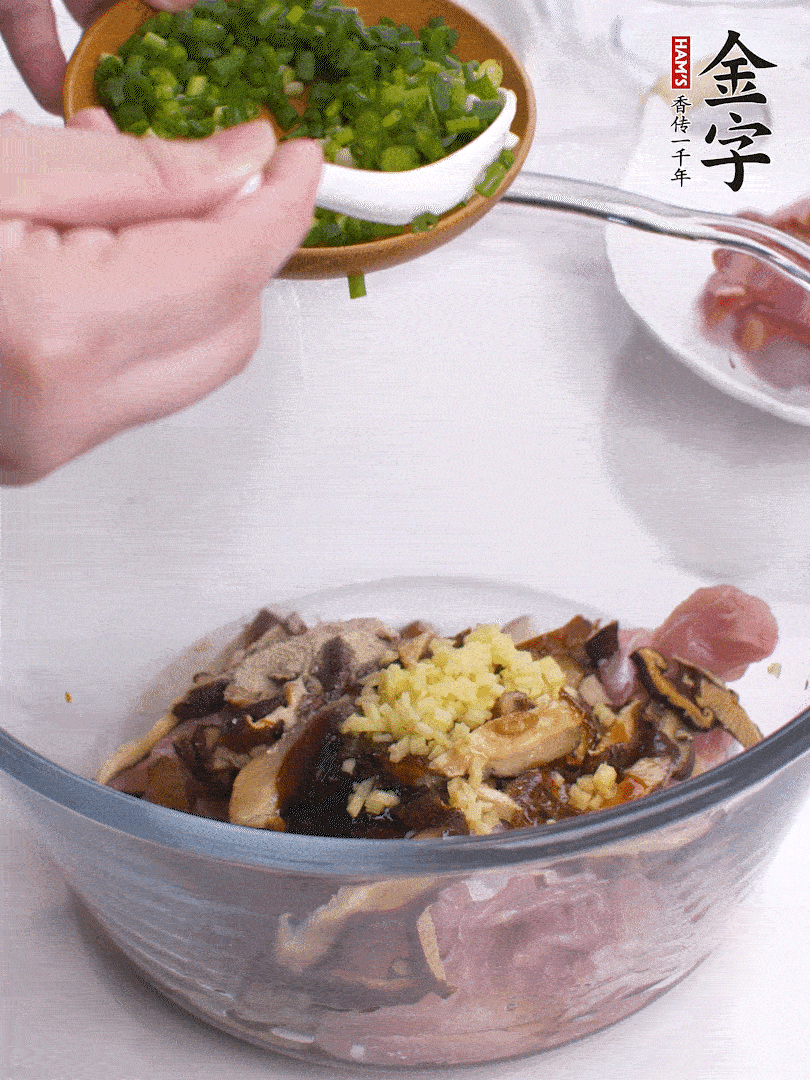 雞肉、香菇混合，加清水1/3杯、料酒1勺、蠔油1勺、鹽1勺、糖1/4勺、白胡椒1/4勺、食用油1勺、香油1/4勺、姜末、蔥花，攪拌均勻腌制2小時。