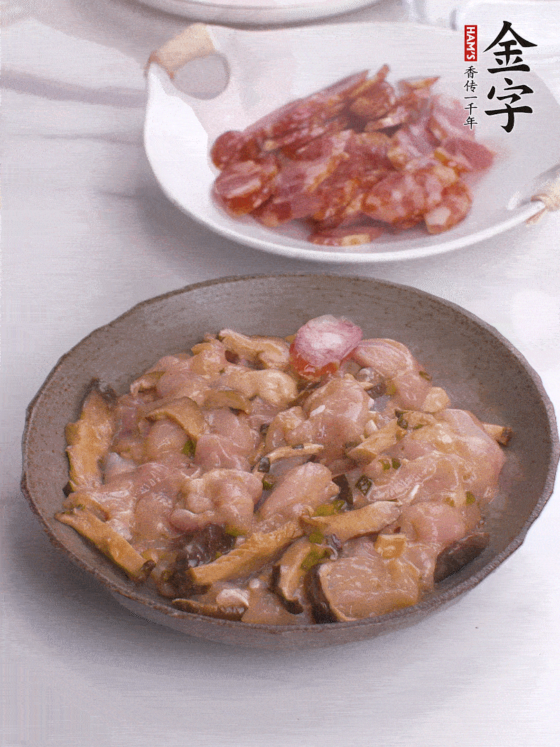 腌制后，雞肉中加淀粉1勺，頂部碼上香腸片。