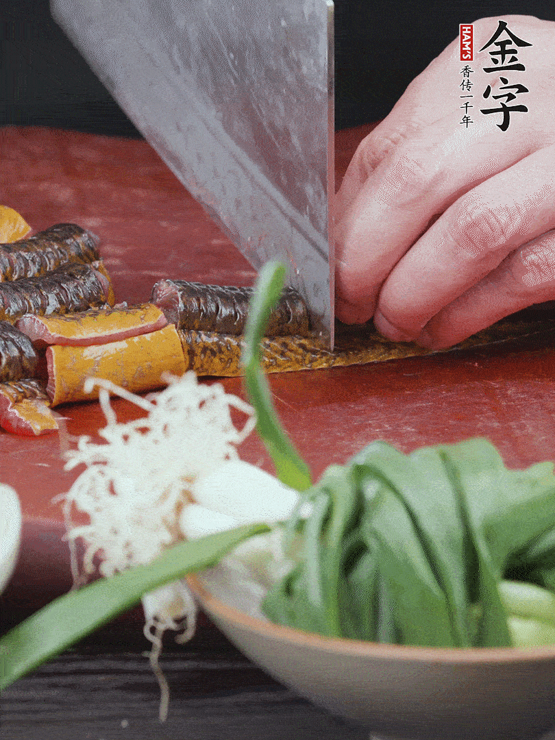 黃鱔去內(nèi)臟洗凈，切花刀斬段。沸水下鍋，加黃酒焯水去血沫。