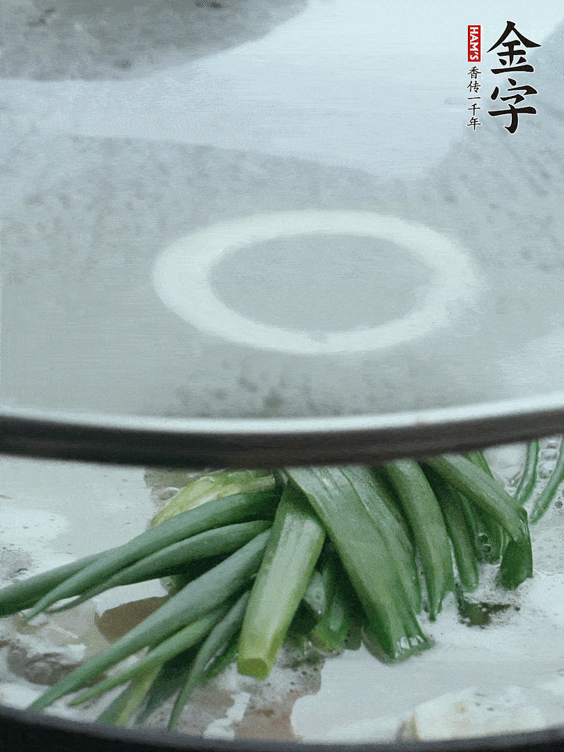 加蔥結(jié)去腥，大火開后中火燒20分鐘。