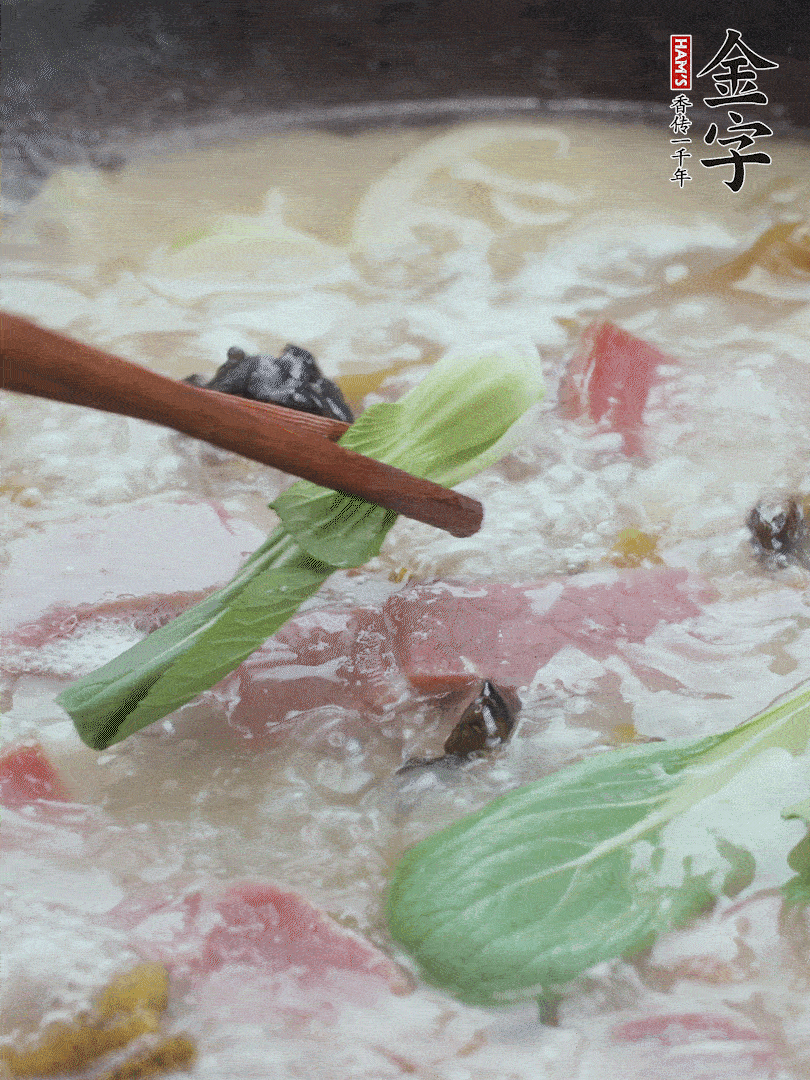 撈出蔥結(jié)，小菜心點綴。