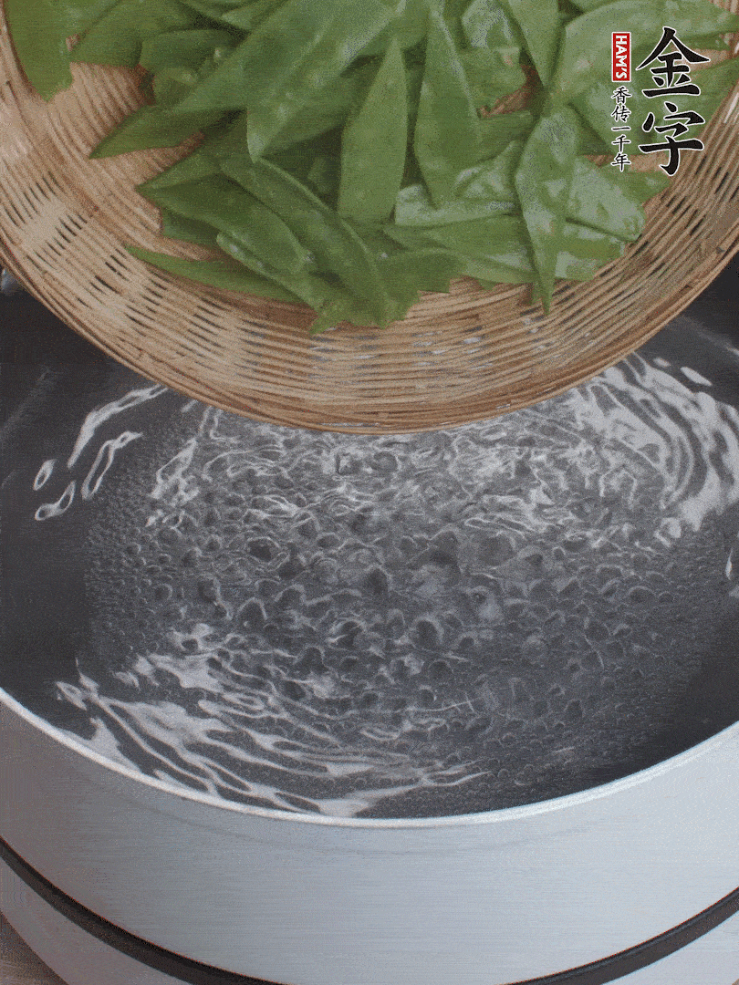 甜豆莢撕掉老筋，斜切兩半，焯水1分鐘。