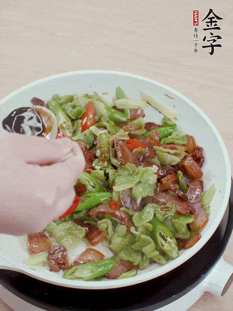 2勺生抽調(diào)味，最后撒蒜葉。