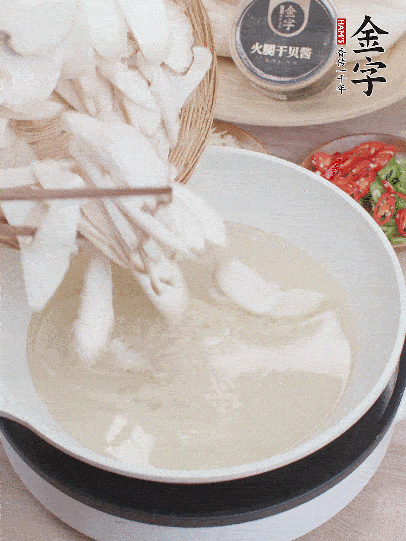 杏鮑菇切成片，油溫7層熱炸2分鐘。