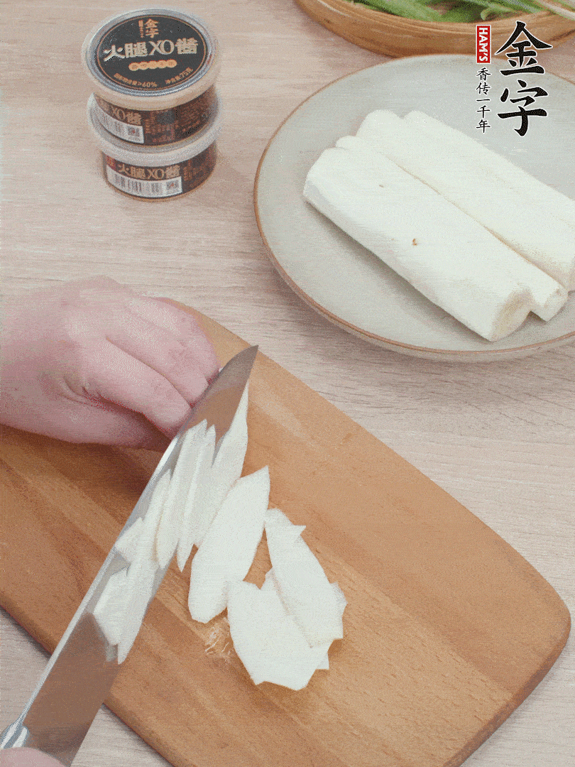 鐵棍山藥去皮，斜刀切片。