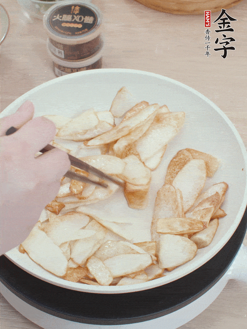 鍋中熱油，山藥煎至兩面金黃。